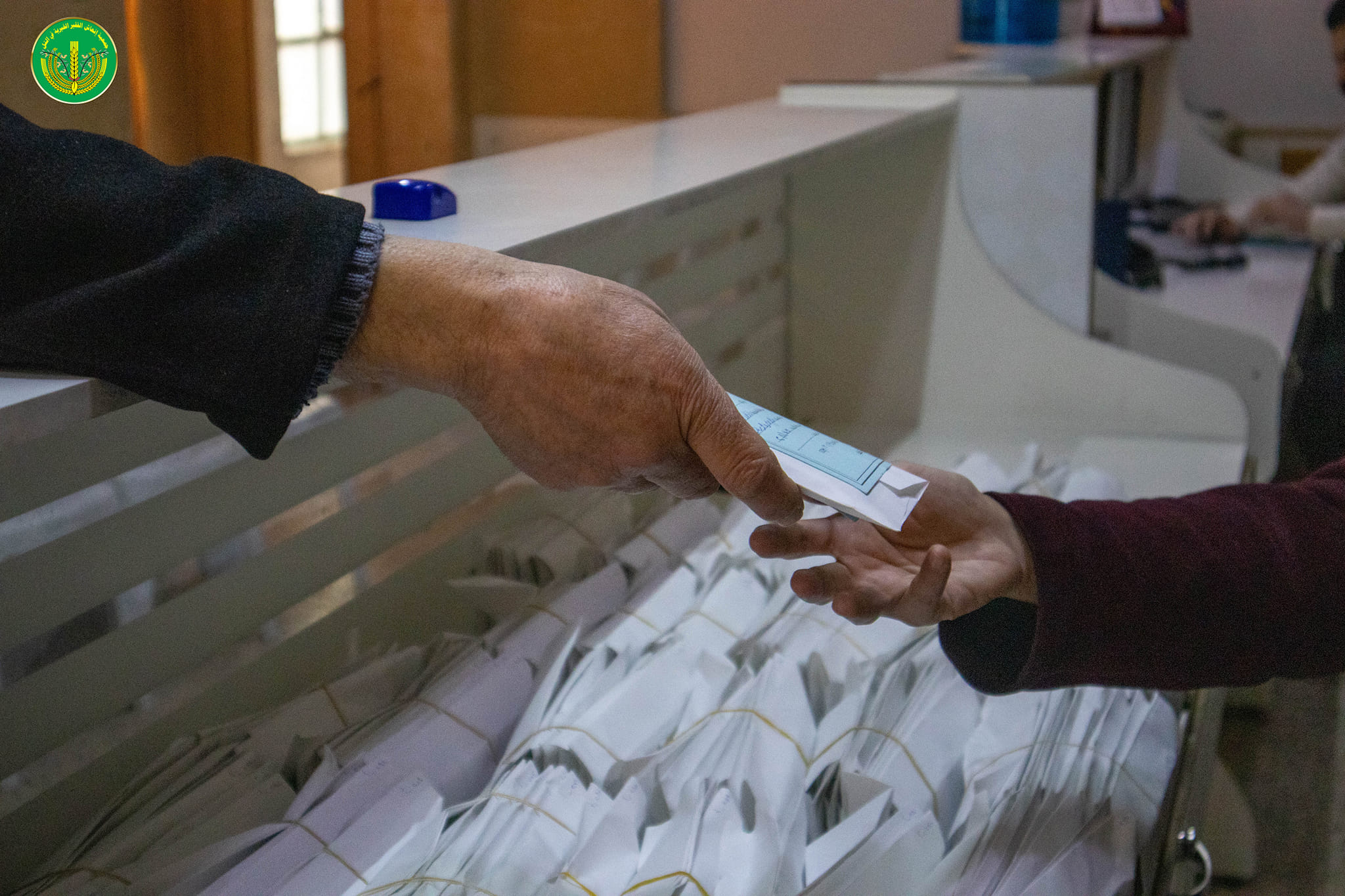 توزيع مبالغ مالية تعادل قيمة سلة رمضان الغذائية ومواد عينية من بيض وتمر وزيت بلدي